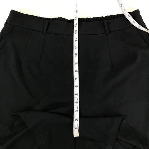 Torrid 5 Inch Pull-On Stretch Crepe Mid-Rise Short Women's Plus Size 2/2X Black - Picture 5 of 10